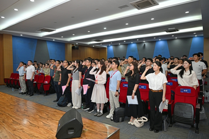 庄严宣誓:誓言铿锵彰显教育使命