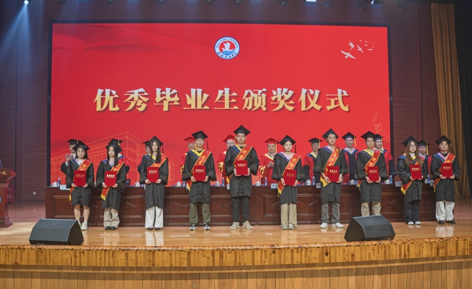 无锡太湖学院2025年毕业典礼暨学位授予仪式顺利举行10.jpg