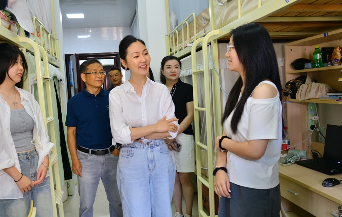 校领导带队深入“一站式”学生社区走访调研3.jpg