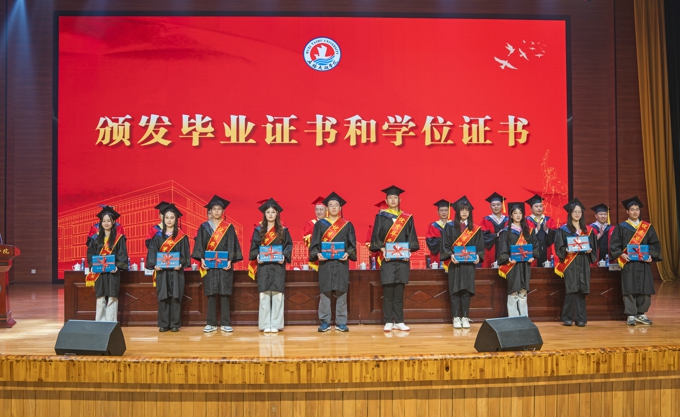无锡太湖学院2025年毕业典礼暨学位授予仪式顺利举行9.jpg