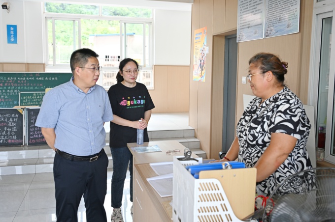 校领导带队深入“一站式”学生社区走访调研