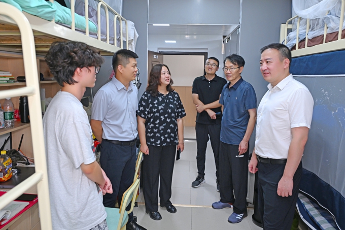 校领导带队深入“一站式”学生社区走访调研2.jpg