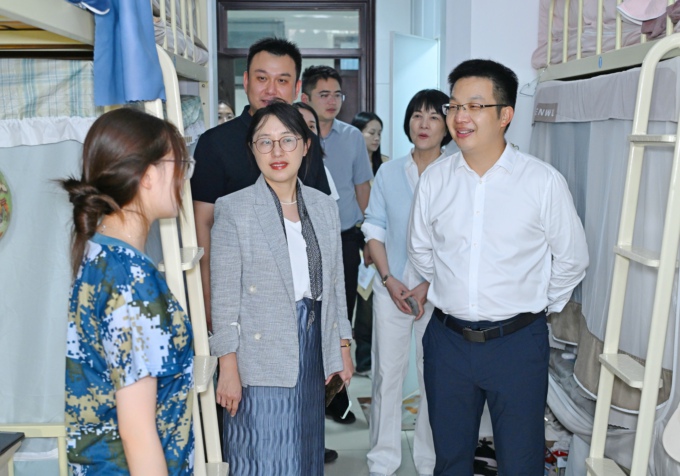 校领导带队深入“一站式”学生社区走访调研8.jpg