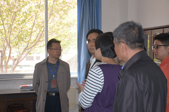 4,与青岛滨海学院刘连新副校长在现场交流