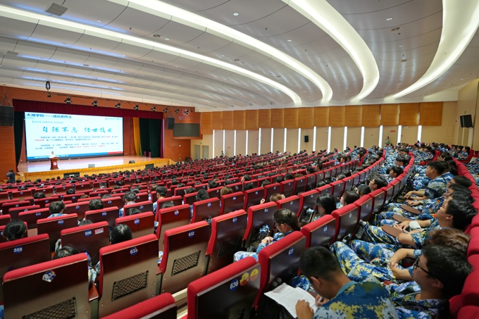 校党委副书记丁涛为会计学院2025级新生 讲授“开学第一课”4.jpg