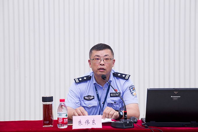 12、梅园派出所朱伟东作安全教育讲座.jpg