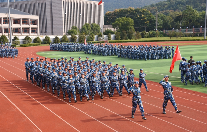 2021级新生开学典礼、军训成果汇报表演暨大学生成长导师聘任仪式今天举行20.jpg