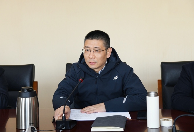 我校召开党委理论学习中心组学习(扩大)会议3.jpg
