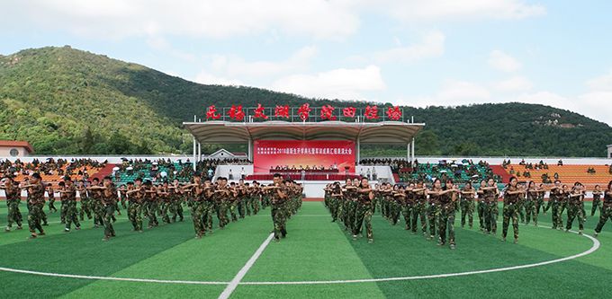 无锡太湖学院隆重举行2018级新生开学典礼暨军训成果汇报表演大会13.jpg
