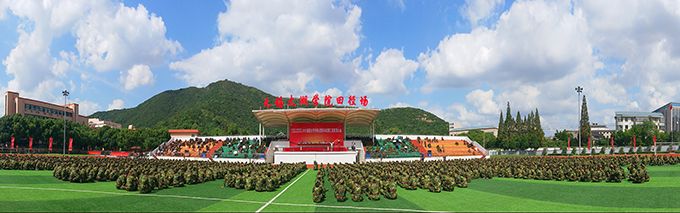 无锡太湖学院隆重举行2018级新生开学典礼暨军训成果汇报表演大会.jpg
