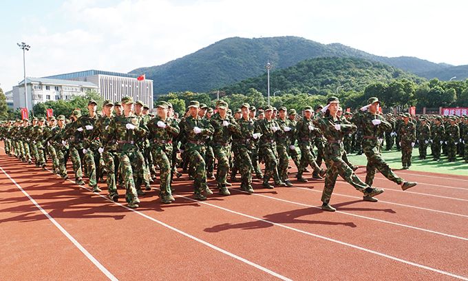无锡太湖学院隆重举行2018级新生开学典礼暨军训成果汇报表演大会9.jpg