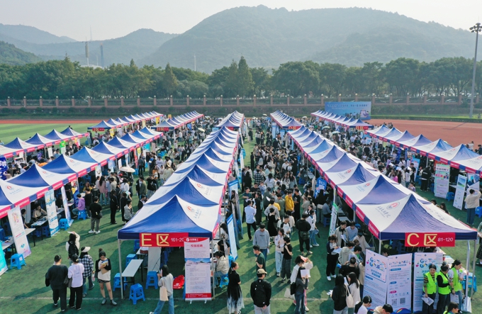 太湖学院举行2024届毕业生就业校园招聘会11 (2).jpg