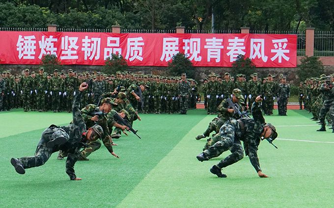 无锡太湖学院隆重举行2018级新生开学典礼暨军训成果汇报表演大会10.jpg