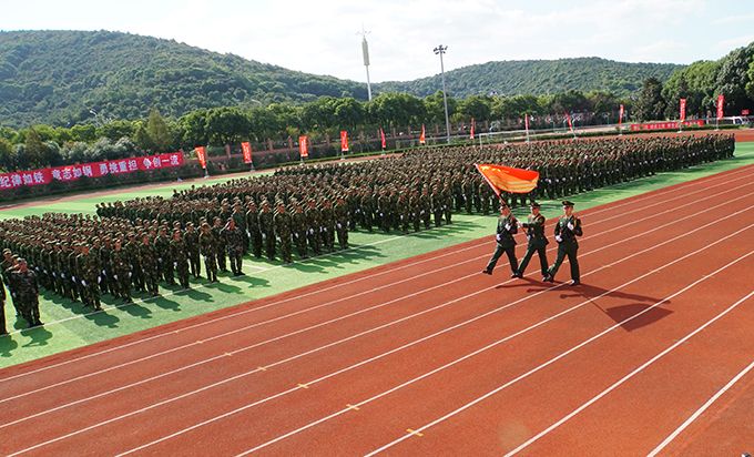 无锡太湖学院隆重举行2018级新生开学典礼暨军训成果汇报表演大会6.jpg