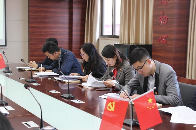 无锡太湖学院举行党委理论学习中心组学习会暨党的十九届四中全会精神专题学习交流会12.jpg