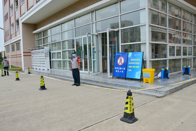 我校举行2022年秋季开学疫情防控应急处置演练9.jpg