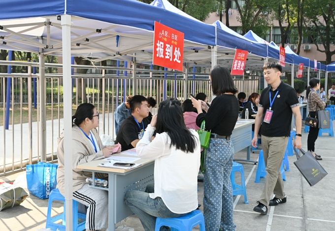 太湖学院举行2024届毕业生就业校园招聘会13 (6).jpg
