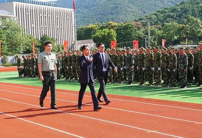 无锡太湖学院隆重举行2018级新生开学典礼暨军训成果汇报表演大会7.jpg