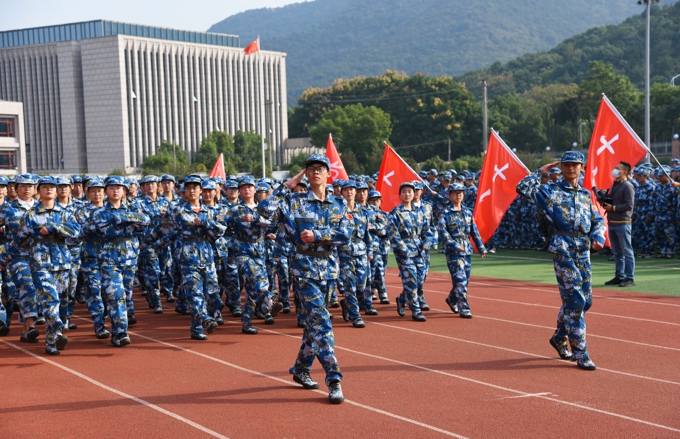 2021级新生开学典礼、军训成果汇报表演暨大学生成长导师聘任仪式今天举行17.jpg