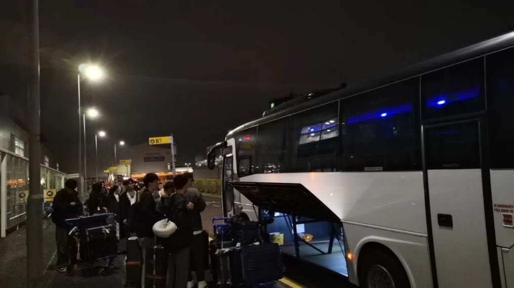 夜晚的巴士  低可信度描述已自动生成