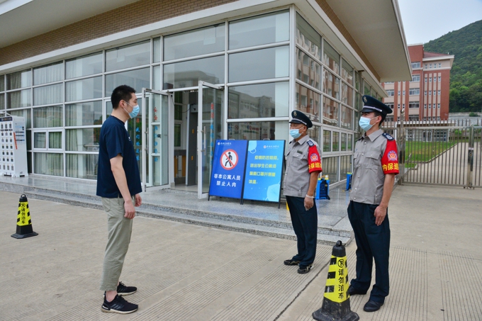 我校举行2022年秋季开学疫情防控应急处置演练7.jpg