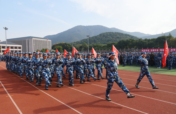 2021级新生开学典礼、军训成果汇报表演暨大学生成长导师聘任仪式今天举行16.jpg