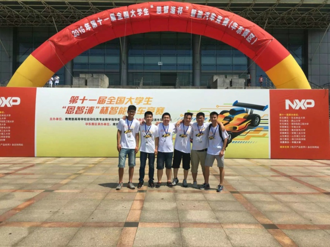 第十一届全国大学生“恩智浦”杯智能汽车比赛 湖创一队和湖创二队参赛队员合影.jpg