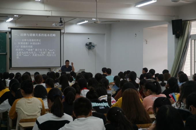南师大教授孙文恺为我校新生讲授《法律与道德》1.jpg