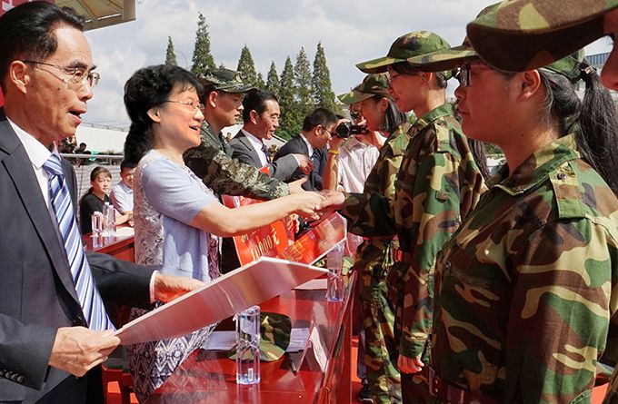 无锡太湖学院隆重举行2018级新生开学典礼暨军训成果汇报表演大会5.jpg