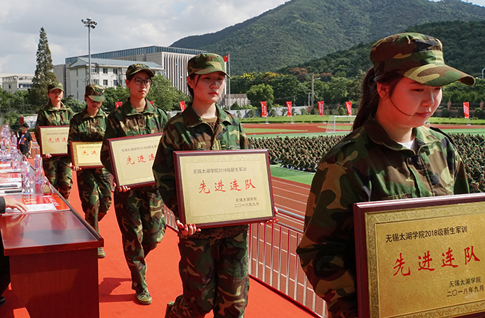 无锡太湖学院隆重举行2018级新生开学典礼暨军训成果汇报表演大会15.jpg