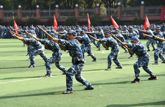 2021级新生开学典礼、军训成果汇报表演暨大学生成长导师聘任仪式今天举行26.jpg